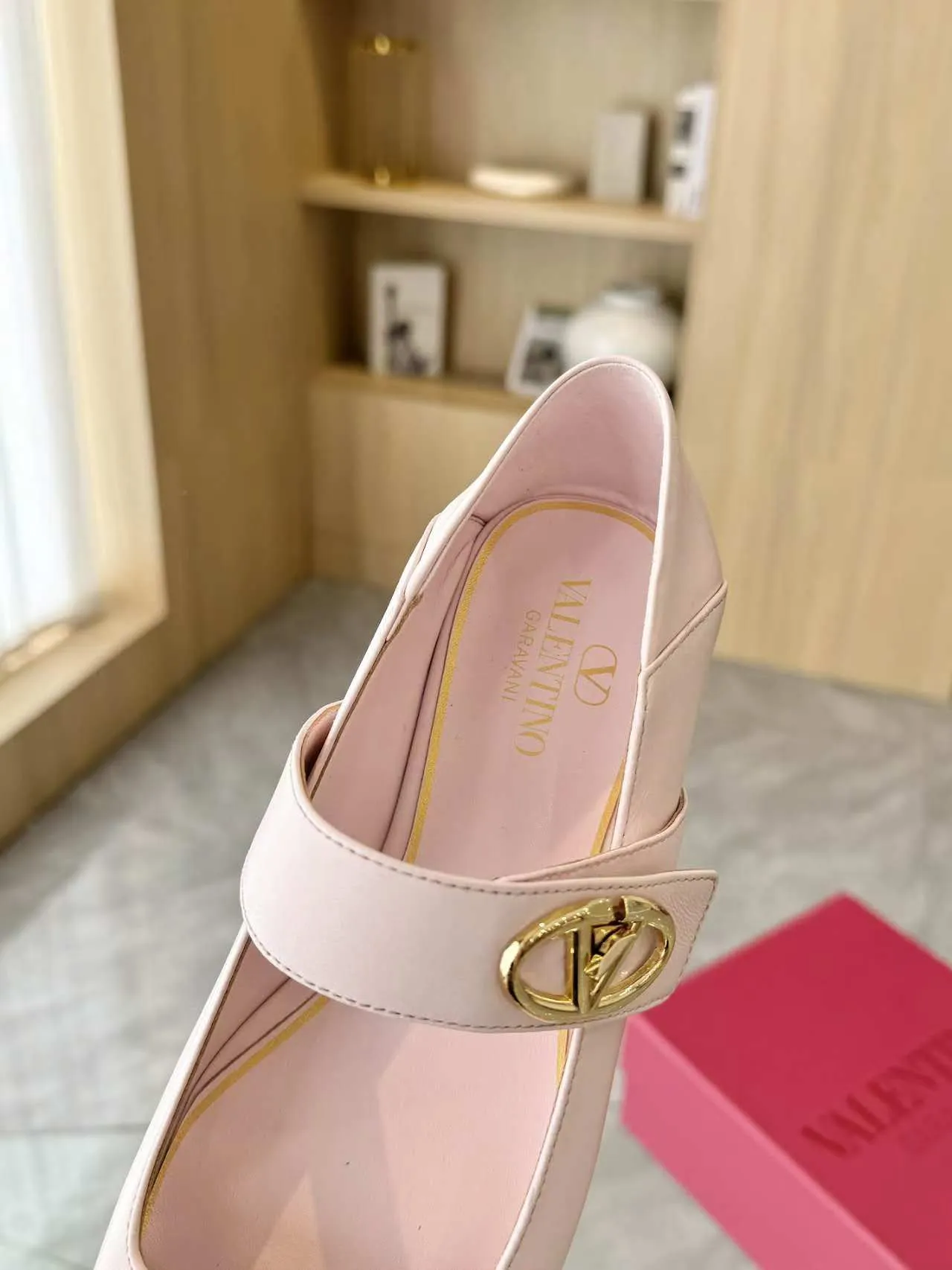 👟👟Ex-factory price 440👟👟 Genuine leather sole +40 Top version 𝑉𝐴𝐿𝐸𝑁𝑇𝐼𝑁𝑂 Valentino new autumn women's flat shoes, fashionable and versatile, definitely worth buying★Absolutely high-grade❥Original method Absolutely sensual❥Elegant style Create a different feeling, simple and elegant style!  Code number: 35-41 (34-42 customized, non-refundable) Fabric: Imported sheepskin Inner feet: Inner sheepskin Leather outsole Rubber outsole